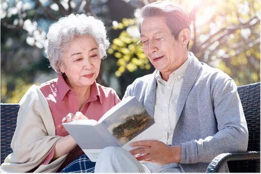 70岁以上的老人最需要的是八戒体育真人什么并不是子女的陪伴而是这两样(图2)