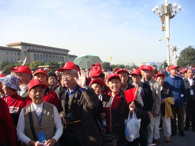 “土味”网红火遍全网背后是压抑已久的老年人需求八戒体育真人(图13)