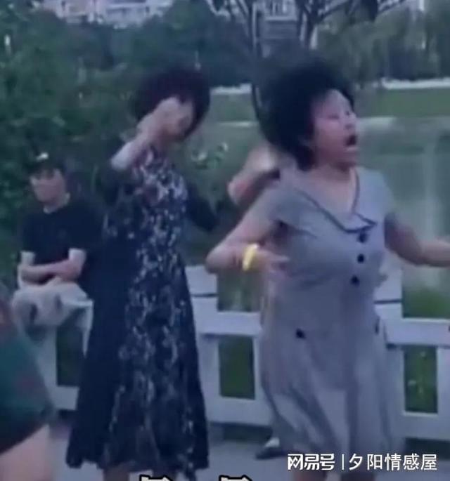 八戒体育真人大妈跳另类诡异广场舞表情惊悚路人急忙带孩子离开：太吓人！(图6)