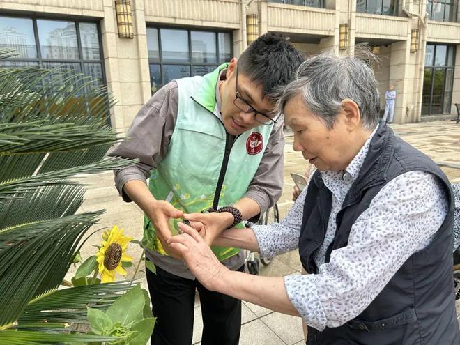 智能设备搬进养老院 普陀持续助力老年人乐享幸福数字八戒体育真人生活(图3)