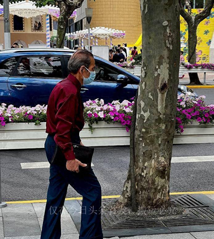 上海老年人的街拍照片开始流行 65岁大爷的八戒体育真人衣服比90后还时尚(图3)