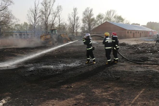 八戒体育：开鲁一仓库发生火灾致1人死亡！( 现场救援视频)(图1)